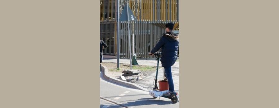 Zeugen melden Rollerfahrer mit Baum auf Scooter