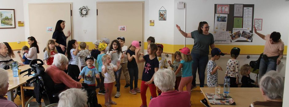 KiTa-Kinder bringen den Senioren singend und tanzend den Frühling ins Haus
