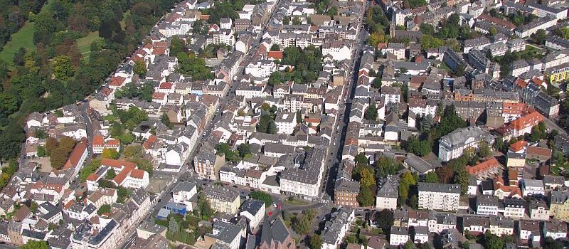 Spaziergängerin (73) vermöbelt Dieb mit Blumenstrauß