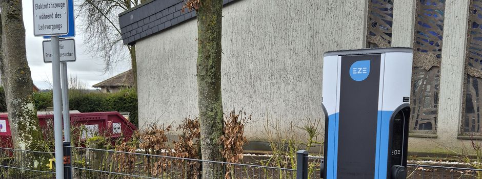 Neue E-Ladesäule am Friedhofsparkplatz ab sofort startklar