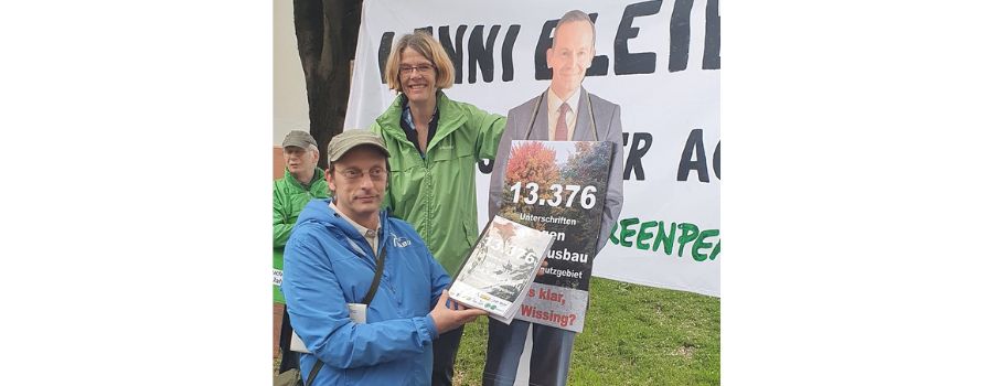 Nach Absage von Wissing: Petition gegen Autobahnausbau an Pappfigur übergeben