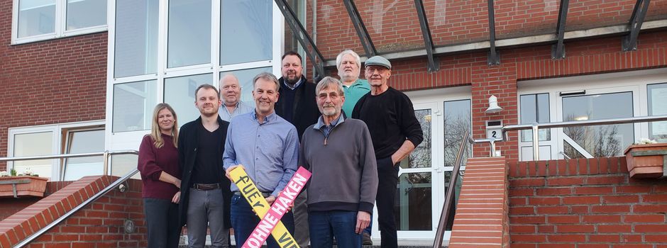 Bündnis Zusammenhalt überreicht Kreuz ohne Haken 