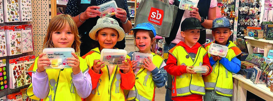 sb LÜNING Kaufhäuser spenden 3376 Überraschungsbrotdosen zum Schulstart