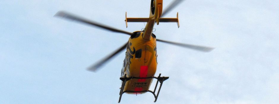 Vier Fahrzeuginsassen, darunter zwei sechsjährige Kinder, schwer verletzt