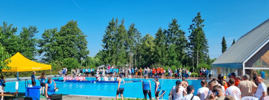 Drachenbootspektakel im Freibad