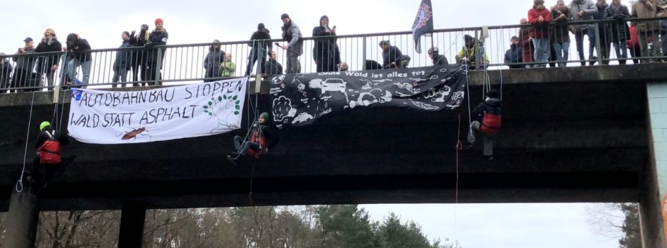 Klimaaktivisten seilen sich von Autobahnbrücke in Mainz ab