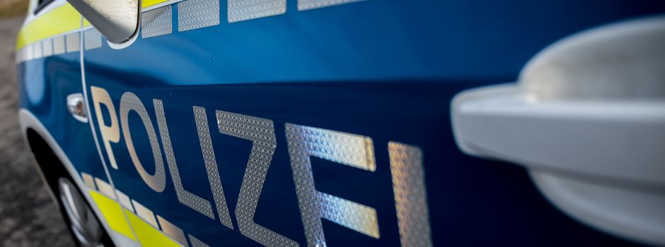 Poncho-Träger attackiert Landkreismitarbeiter
