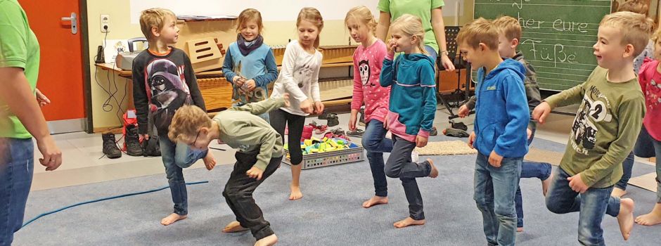 „Zeigt her Eure Füße“: Erstklässler der Grundschule am Pietzmoor untersucht