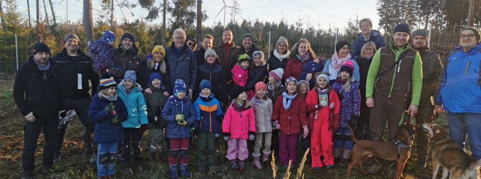 Baumpflanzaktion im Kinderwald: Eine Pflanzaktion begeistert Jung und Alt
