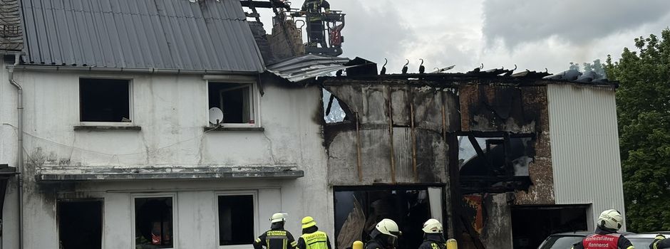 Gebäudebrand in Hellenhahn-Schellenberg fordert Großaufgebot der Feuerwehr