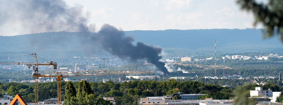 Großbrand in Wiesbaden: Feuer zerstört mehrere Gartenhütten