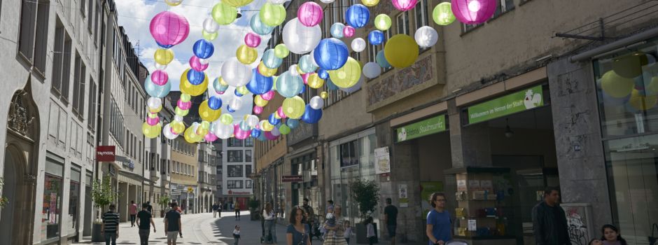 Das hat es mit den Lampions in der Augsburger Innenstadt auf sich