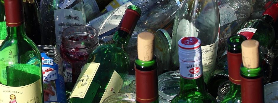 Bitte kein Altglas auf die vollen Container stellen 