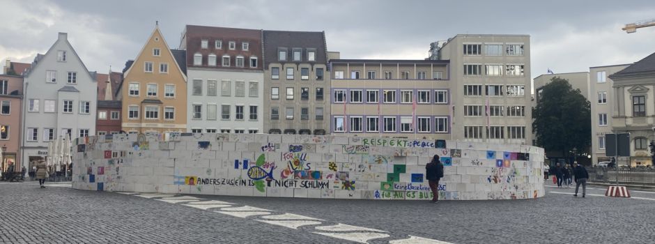 2000 Pappkartons auf dem Rathausplatz: Das ist das Haus des Friedens 2025