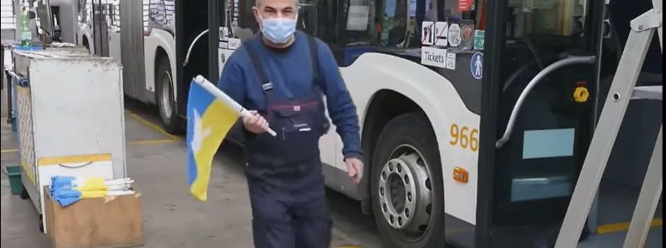 Mainzer Busse fahren mit Friedensfahnen