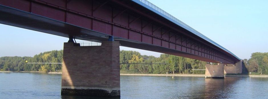 Mainzer Polizei sucht mit Hubschrauber Rhein ab