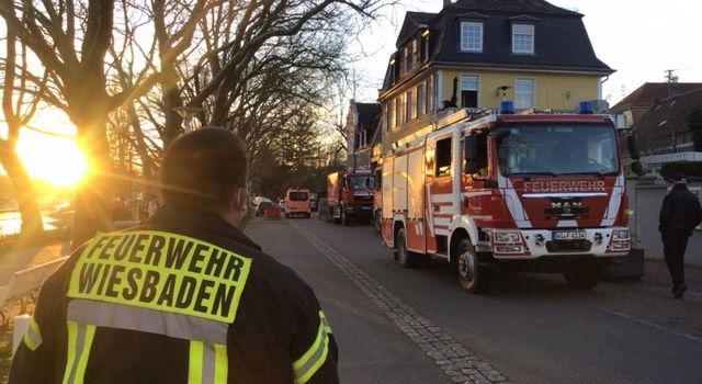 Person droht, von Mainbrücke in Kostheim zu springen
