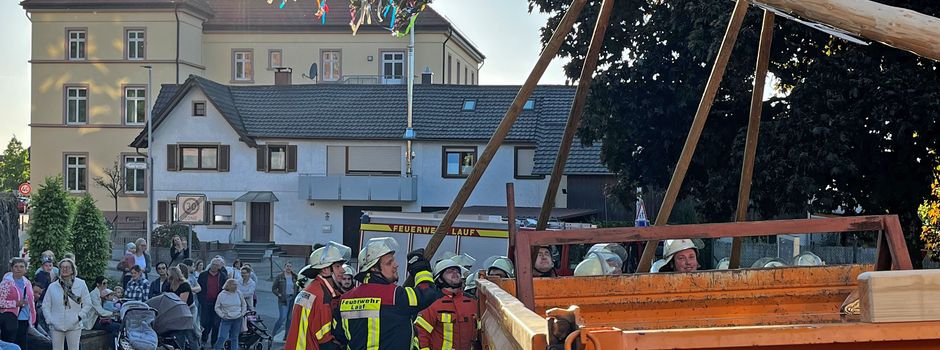 Traditionelles Maibaumstellen in Lauf