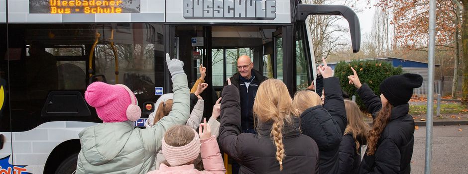 Wie Kinder in Wiesbaden auf den Ernstfall im Bus vorbereitet werden