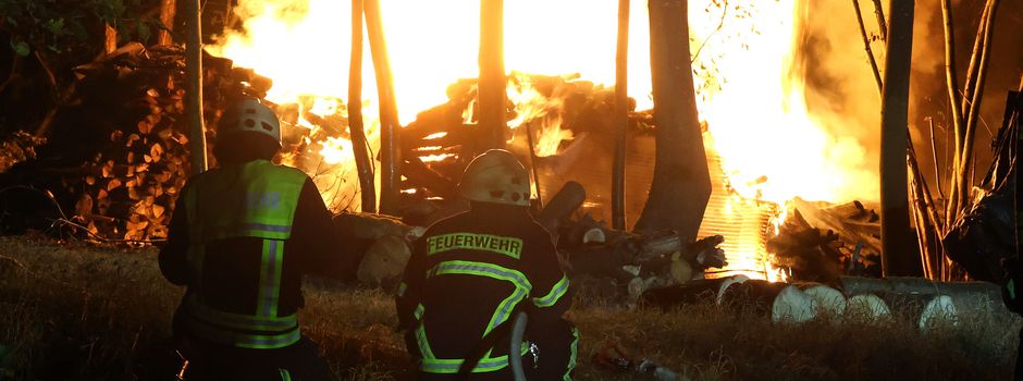 Großbrand nahe Koblenz: Rauchsäule von weitem sichtbar