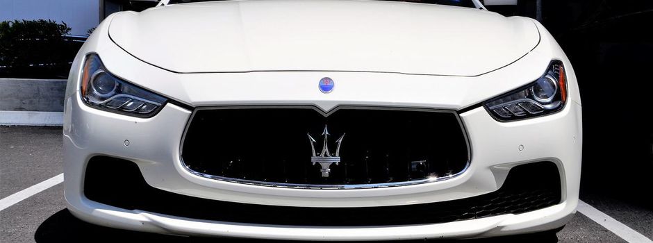 Autoproll „grüßt“ Polizeikontrolleure – und kassiert Anzeige