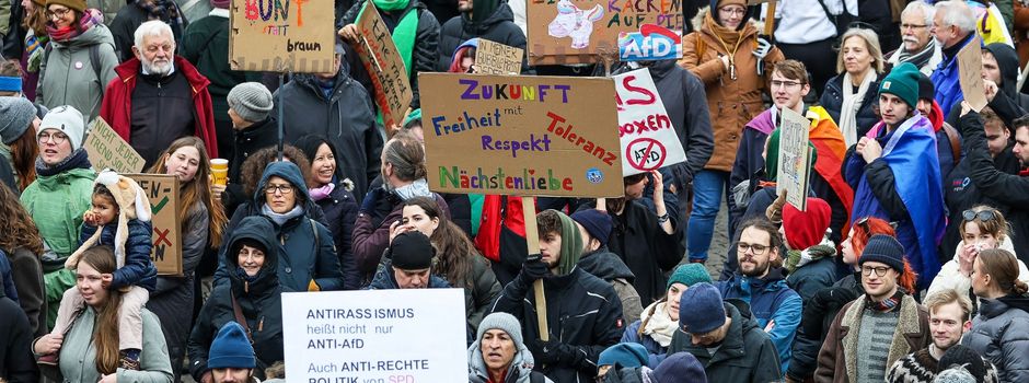 Protestwelle hält an: Hunderttausende bei Demos gegen rechts
