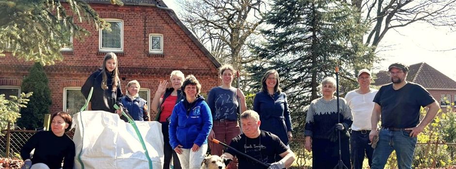 Gemeinsames Anpacken beim Hay Day: Die Bewohner*innen der Unterkunft unterstützen tatkräftig. 