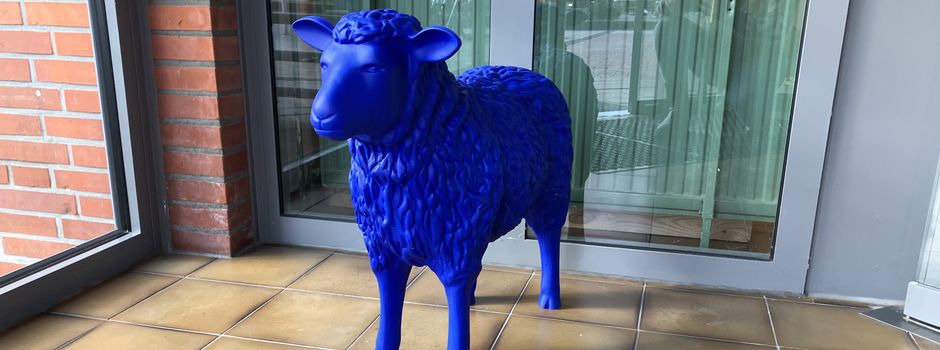 Ein blaues Schaf-Zeichen für Frieden, Demokratie und Toleranz
