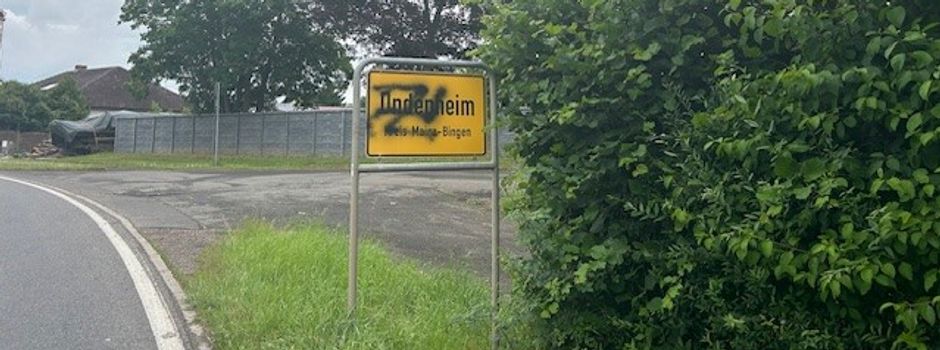 Undenheimer Ortsschild mit Hakenkreuz beschmiert