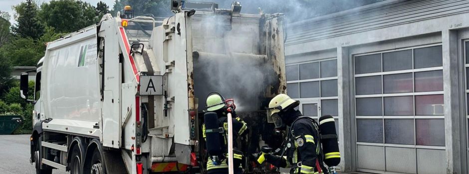 Brennendes Müllfahrzeug in Wiesbaden fährt selbst zur Feuerwehr