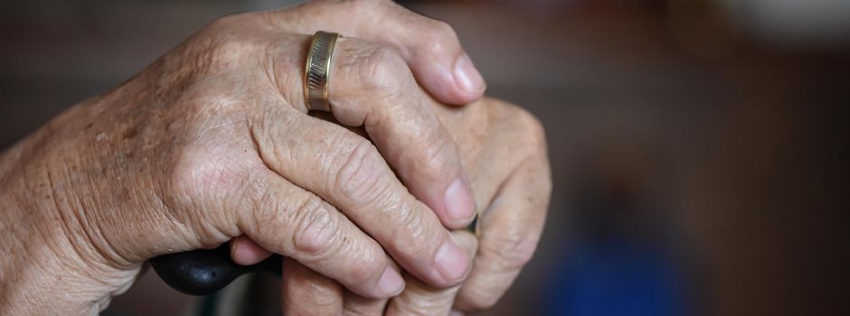 78-Jährige in Wiesbaden von Duo überfallen und ausgeraubt