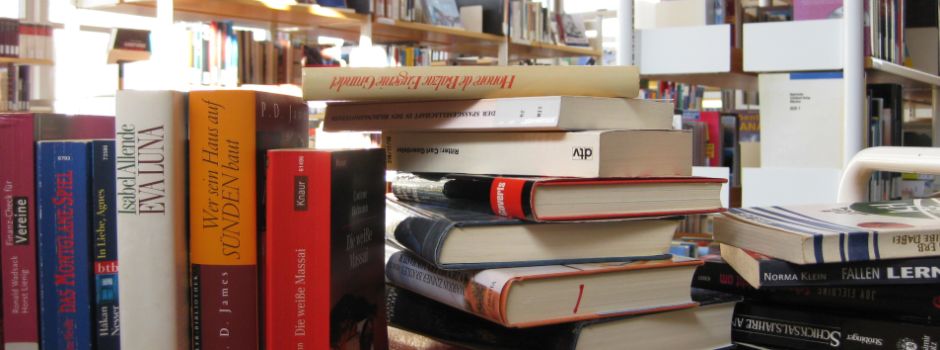 Bücherflohmarkt und Zaubern mit Farben