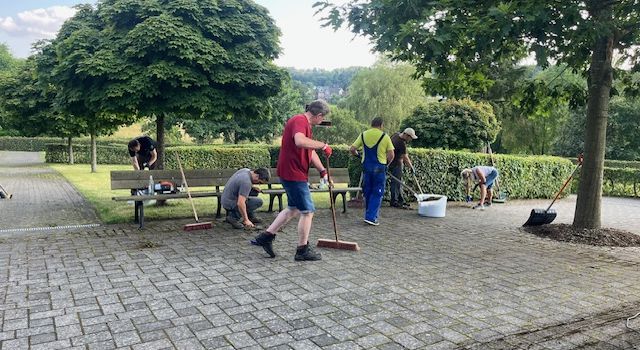 Heckenschneiden rund um den Friedhof