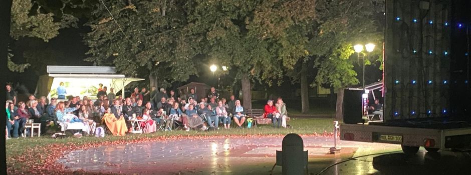 🎬 Premiere gelungen – Freilichtkino in Neutrebbin 🌙