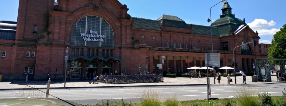 Jugendliche demolieren Oldtimer am Wiesbadener Hauptbahnhof