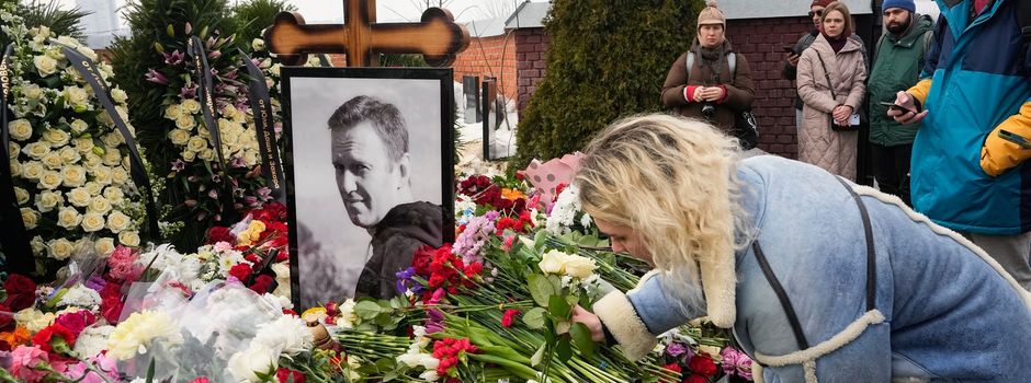 Menschen trauern weiter um Nawalny auf Friedhof in Moskau