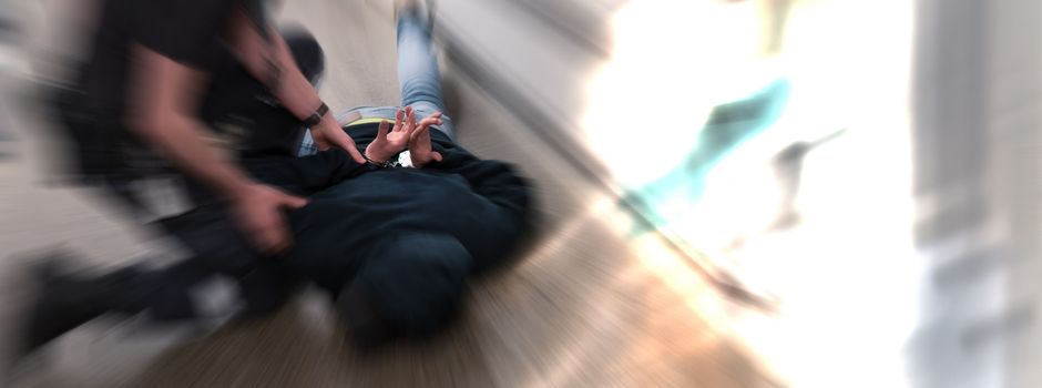 Ruhestörer beißt Beamten in den Finger