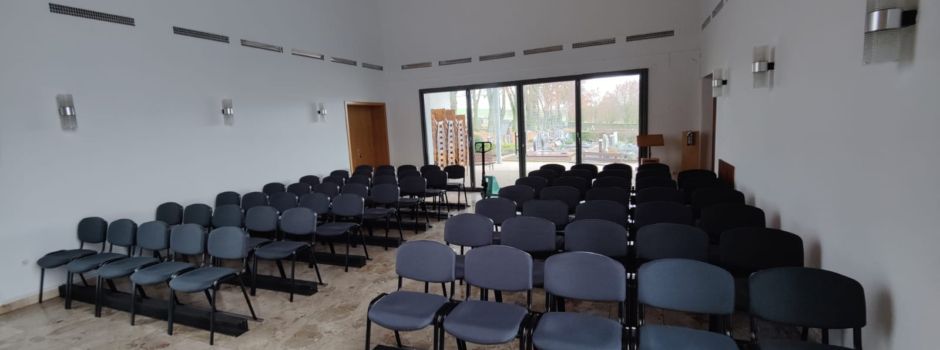 Neue Stühle für die Kerzenheimer Leichenhalle