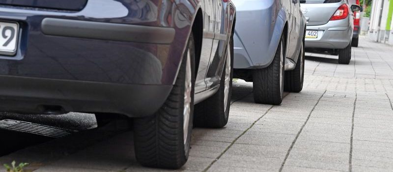 Koblenz greift durch: Stadt geht hart gegen Gehwegparken vor