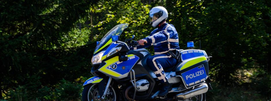 Wiesbadener Motorradfahrer (23) knallt gegen Leitplanke und verletzt sich schwer