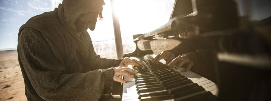 stranger – der maskierte Play me I'm yours Pianist