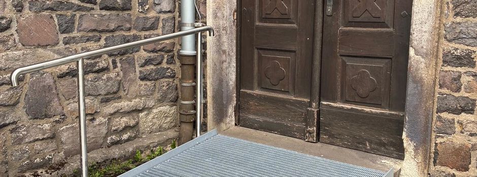 Neue Rampe am Seiteneingang der katholischen Kirche St. Petrus in Ketten in Hellenhahn