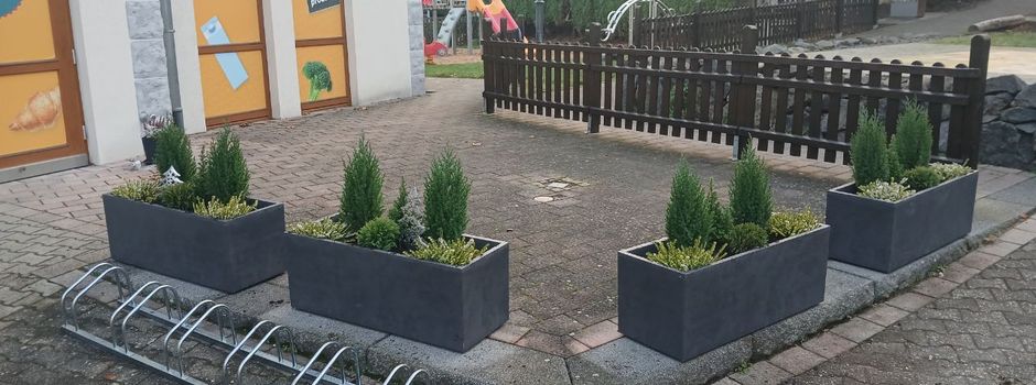 Bepflanzung Blumenkübel am Sommepy-Platz