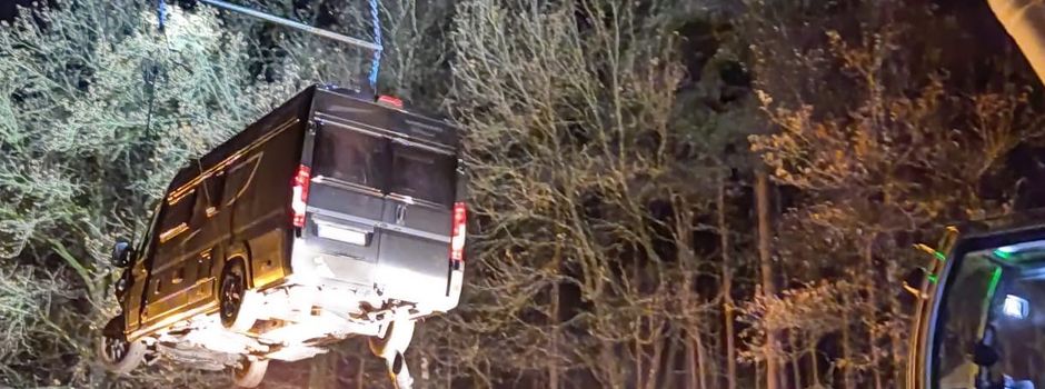 Erst überholt, dann gegen Baum