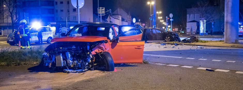 Schwerer Verkehrsunfall: Fünf Verletzte bei Frontal-Zusammenstoß