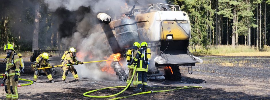 Mähdrescher geht in Flammen auf