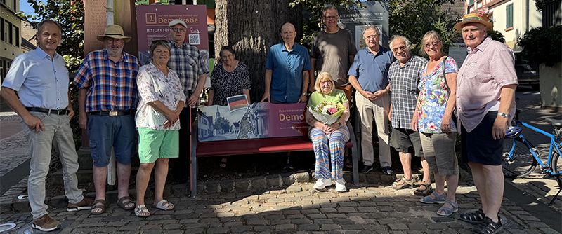 Zusammen für die Demokratie: Elfriede Hexemer stiftet Bank für den Niersteiner Marktplatz