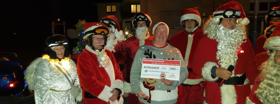 Weihnachtsmänner mit starken Schlitten und großem Geschenk