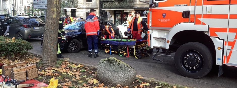 Frau bei Unfall mit Feuerwehrauto in Wiesbaden verletzt