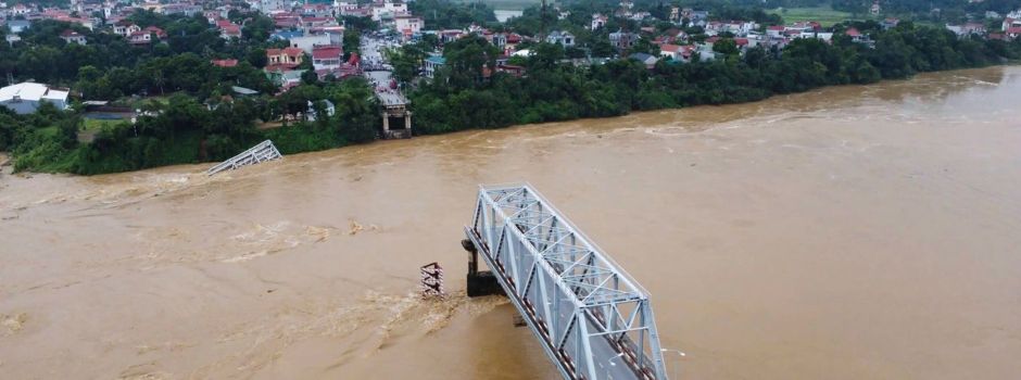 Taifun in Vietnam: Autofahrer stürzen mit Brücke in Fluss